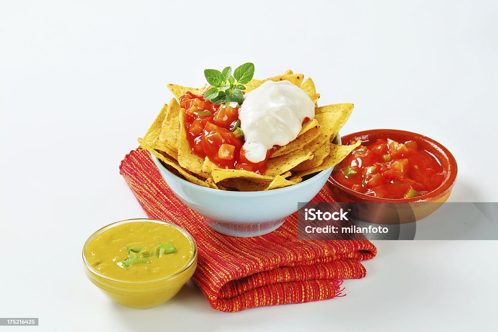 Porcelaine bowl avec des nachos et sauces - Photo de Aliment libre de droits