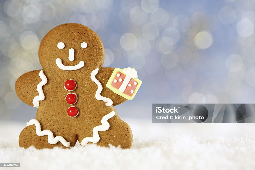 Homem de gingerbread com presente - Foto de stock de Biscoito royalty-free