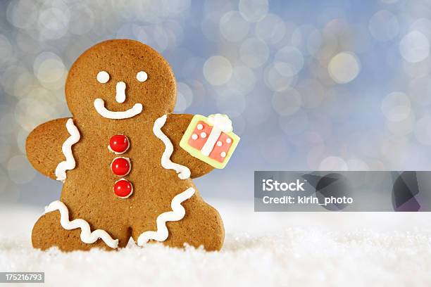 Foto de Homem De Gingerbread Com Presente e mais fotos de stock de Biscoito - Biscoito, Biscoito de Gengibre, Bolo de Especiarias - Bolo