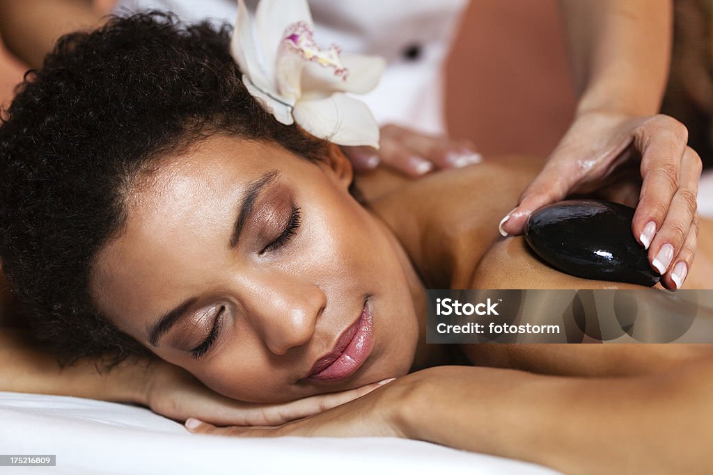 Ciepłe kamienie do masażu - Zbiór zdjęć royalty-free (Afrykanin)