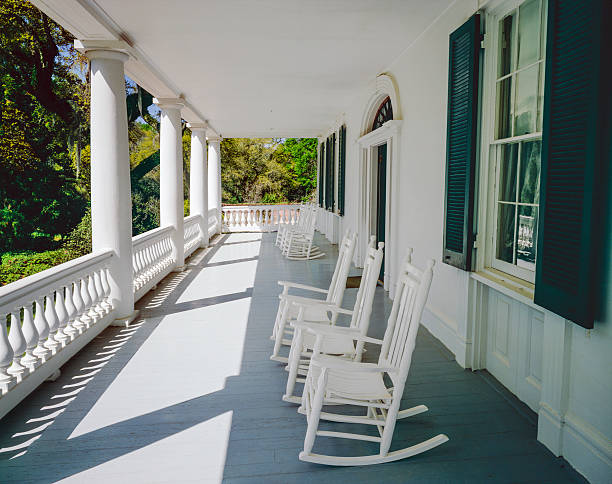 przednia weranda, bujane krzesła (p) - southern mansion zdjęcia i obrazy z banku zdjęć