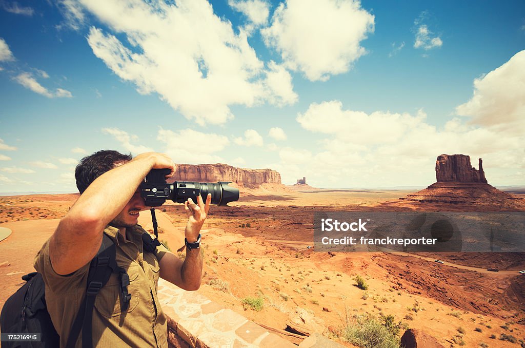 Fotógrafo en el trabajo en tribal de Monument Valley parque nacional de navajo - Foto de stock de Adulto libre de derechos