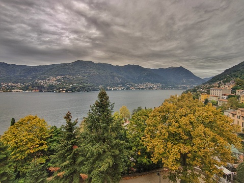 Paesaggio sul lago di Como agli inizi dell'autunno