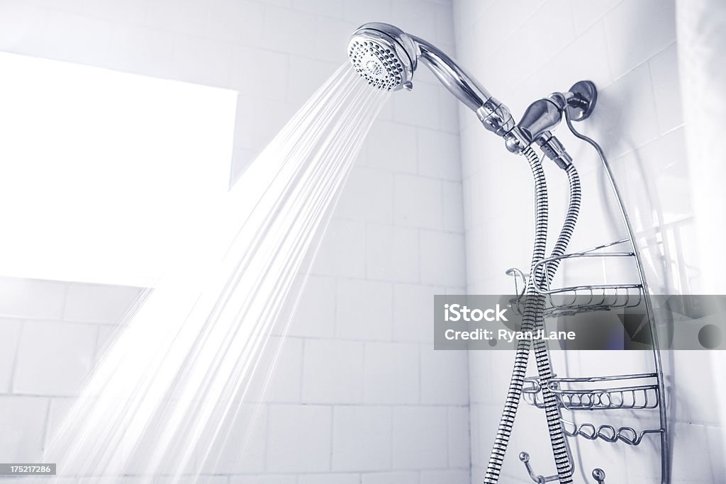 깨끗하다 인명별 샤워기 - 로열티 프리 샤워 커튼 스톡 사진