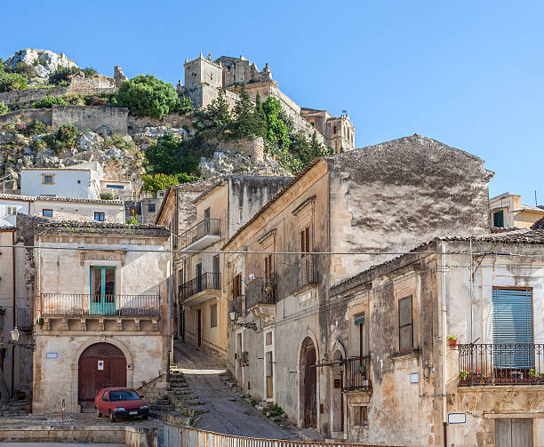 idílica alley en scicli, sicilia, italia - scicli fotografías e imágenes de stock