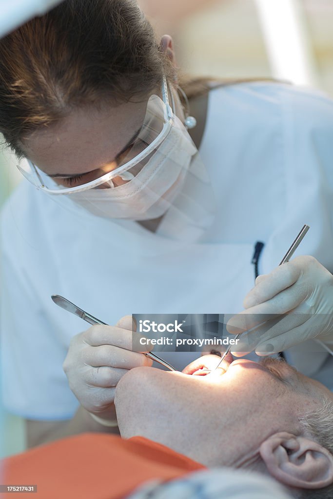 Paziente e un dentista in ufficio dentale - Foto stock royalty-free di Adulto