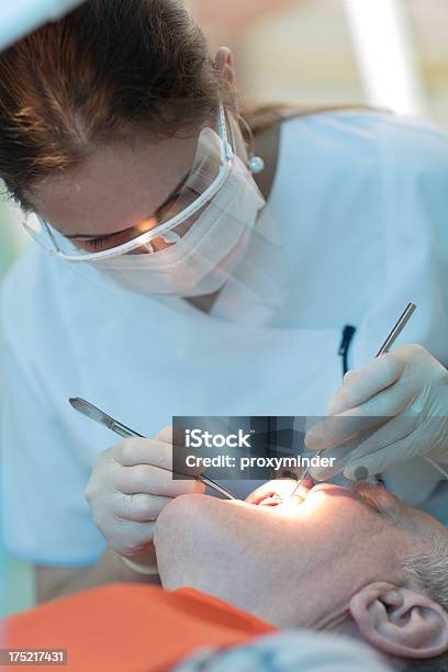 Paziente E Un Dentista In Ufficio Dentale - Fotografie stock e altre immagini di Adulto - Adulto, Ambientazione interna, Ambulatorio dentistico