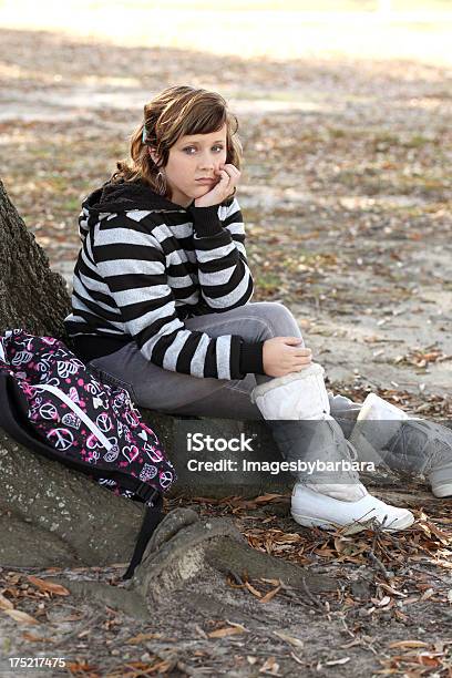 Foto de Sentado Sozinho e mais fotos de stock de 10-11 Anos - 10-11 Anos, Adversidade, Amuado