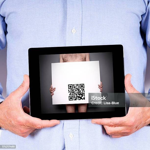 Tablet Con Codice Qr - Fotografie stock e altre immagini di Acquisti a domicilio - Acquisti a domicilio, Adulto, Adulto in età matura