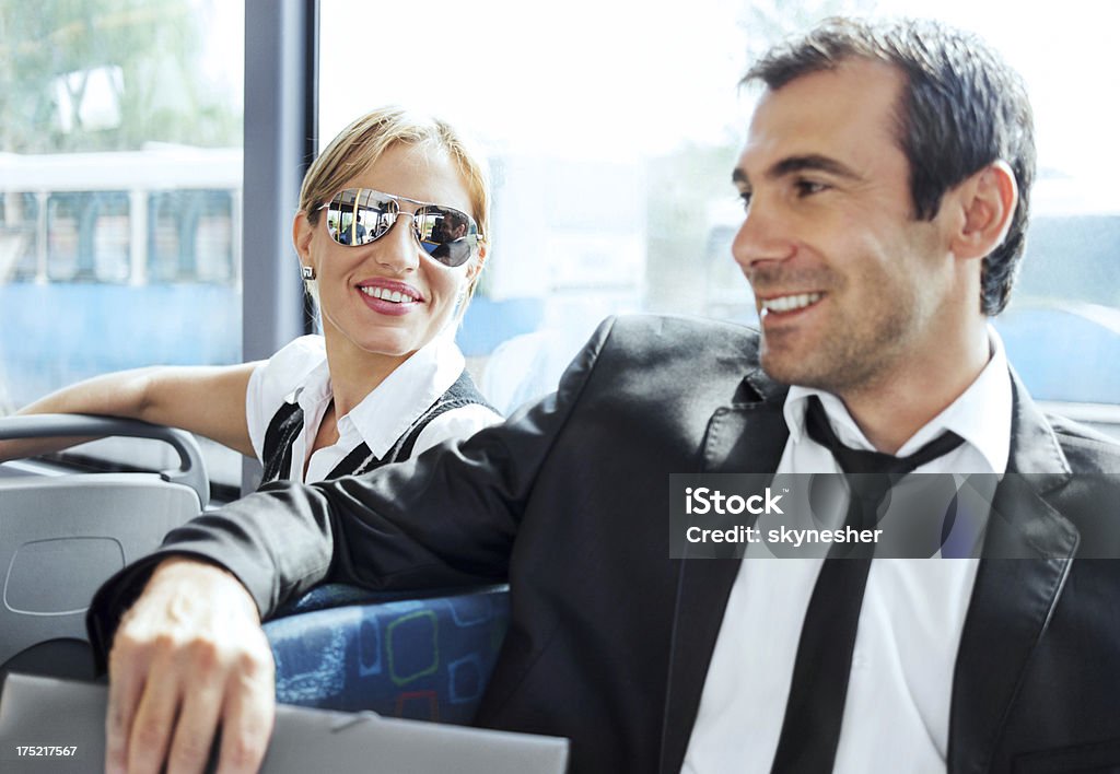 Dois empresários como meio de transporte de ônibus. - Foto de stock de 30 Anos royalty-free