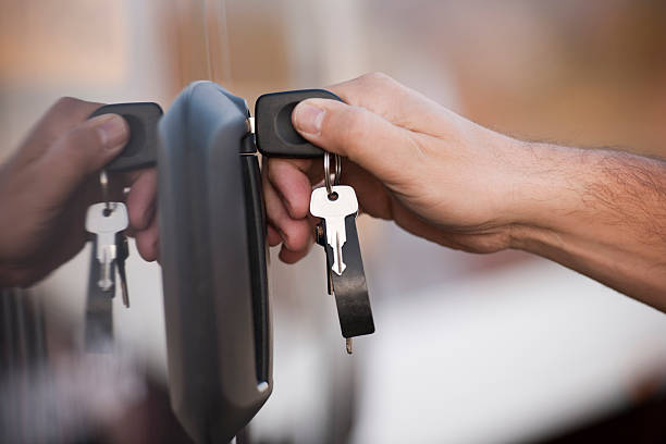 main mettre les clés dans le véhicule de porte - truck key photos et images de collection