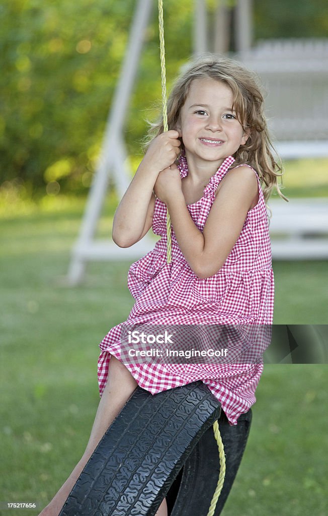 Jolie fille sur la corde pour se balancer - Photo de Arbre libre de droits