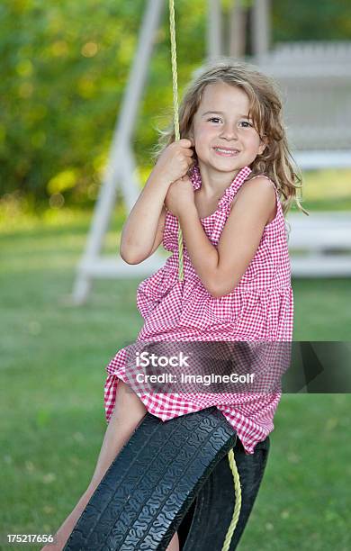 Photo libre de droit de Jolie Fille Sur La Corde Pour Se Balancer banque d'images et plus d'images libres de droit de Arbre - Arbre, Balançoire, Balançoire pneu