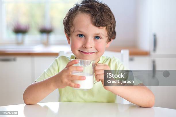 Porträt Der Kleine Junge Trinkt Milch Stockfoto und mehr Bilder von Jungen - Jungen, 4-5 Jahre, Blaue Augen