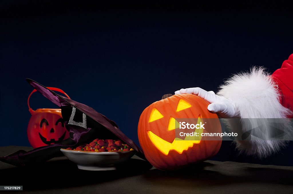 Mano Santa Claus eliminando Halloween - Foto de stock de Empujar libre de derechos