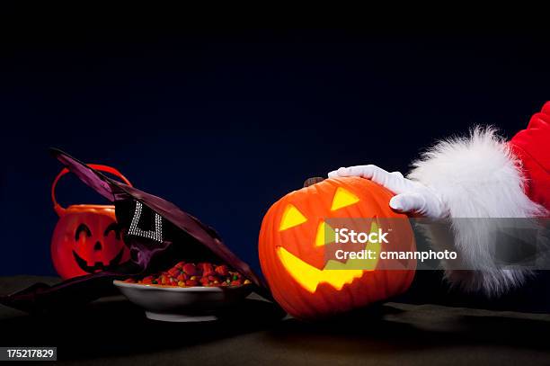 Babbo Natale Mano Spingendo Su Halloween - Fotografie stock e altre immagini di Halloween - Halloween, Natale, Spingere