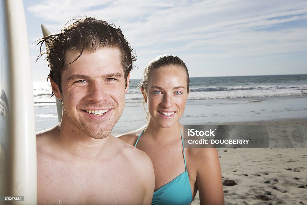 Surfing couple - Стоковые фото 20-24 года роялти-фри