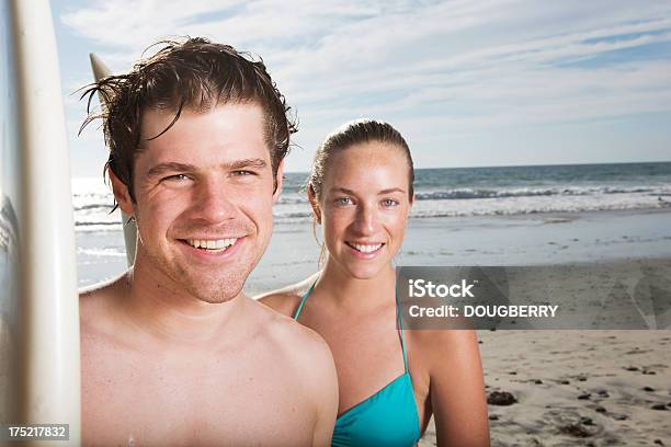 Surfing Couple — стоковые фотографии и другие картинки 20-24 года - 20-24 года, Береговая линия, Близость