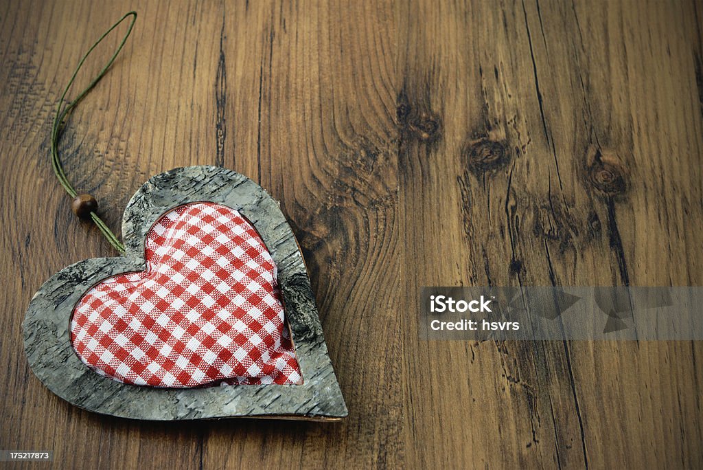 Cuore su un tavolo in legno con spazio copia - Foto stock royalty-free di Oktoberfest