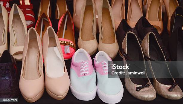 Zapatos En Display Foto de stock y más banco de imágenes de A la moda - A la moda, Calzado, Colección
