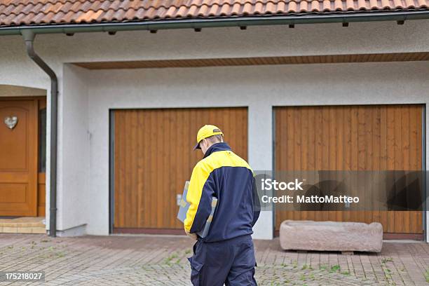 Photo libre de droit de Jeune Allemand Facteur À Une Tenue banque d'images et plus d'images libres de droit de Adulte - Adulte, Allemagne, Beauté