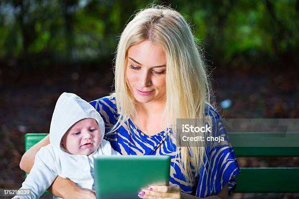 かわいい母と彼女の子の公園で遊ぶ少年 - コンピュータのストックフォトや画像を多数ご用意 - コンピュータ, シングルマザー, タブレット端末