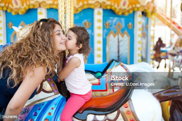 Merry Go Round E Rapariga - Fotografias de stock e mais imagens de 2-3 Anos - 2-3 Anos, Ao Ar Livre, Bebé