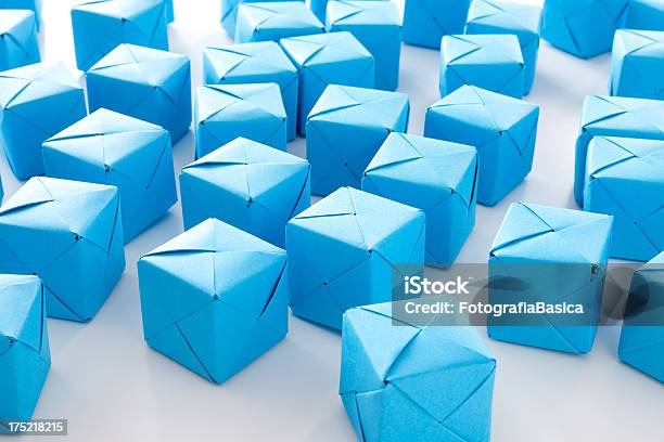 Carta Blu Cubi - Fotografie stock e altre immagini di Origami - Origami, Persone, A forma di blocco