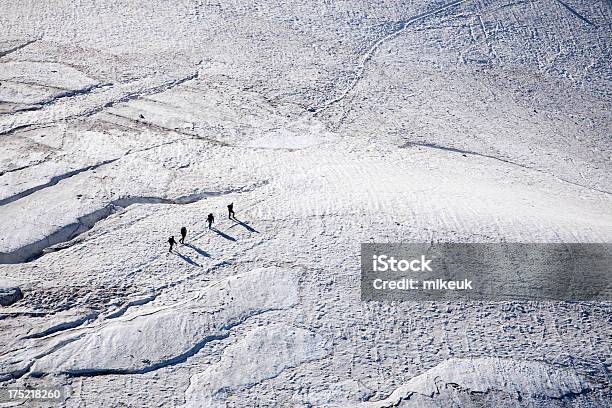 Pessoas A Caminhar Ao Longo De Um Glaciar - Fotografias de stock e mais imagens de Alpes Europeus - Alpes Europeus, Chamonix, Crevasse