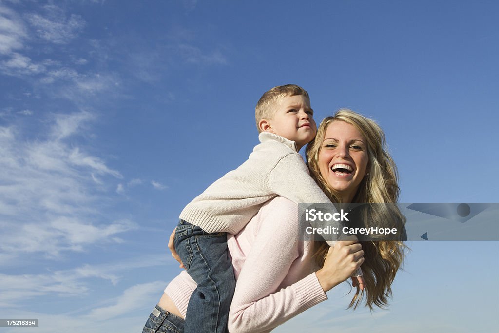 Heureuse maman et son fils - Photo de Activité de loisirs libre de droits