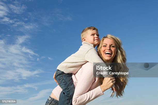 Photo libre de droit de Heureuse Maman Et Son Fils banque d'images et plus d'images libres de droit de Activité de loisirs - Activité de loisirs, Adulte, Bien-être