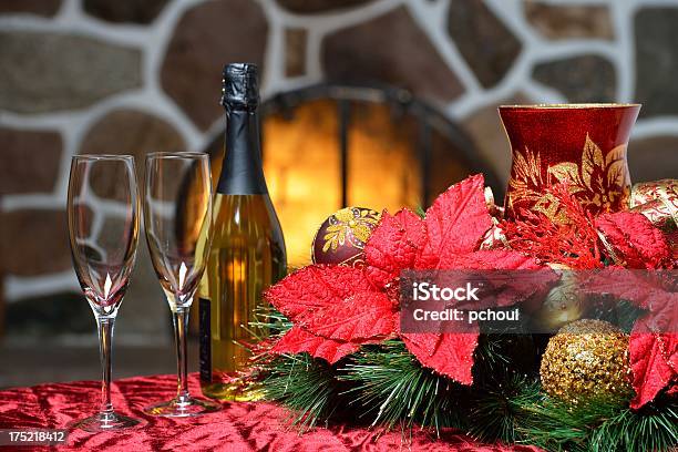 낭만적임 크리스마스 축하 샴페인-와인에 대한 스톡 사진 및 기타 이미지 - 샴페인-와인, 포인세티아, 0명