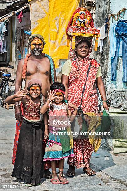 Famiglia Indiana - Fotografie stock e altre immagini di Adulto - Adulto, Ambientazione esterna, Asia