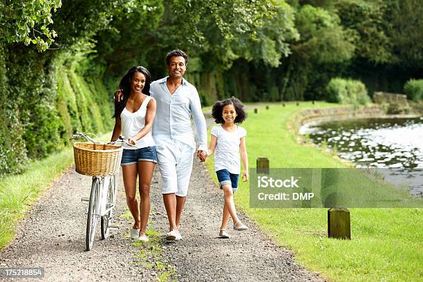 Photo libre de droit de Afroaméricaine Famille Profitant De Vacances banque d'images et plus d'images libres de droit de Activités de week-end - Activités de week-end, Adulte, Amour