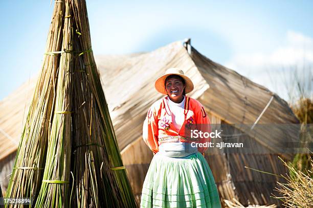 Перуанский Женщина — стоковые фотографии и другие картинки Totora - Totora, Взрослый, Горизонтальный