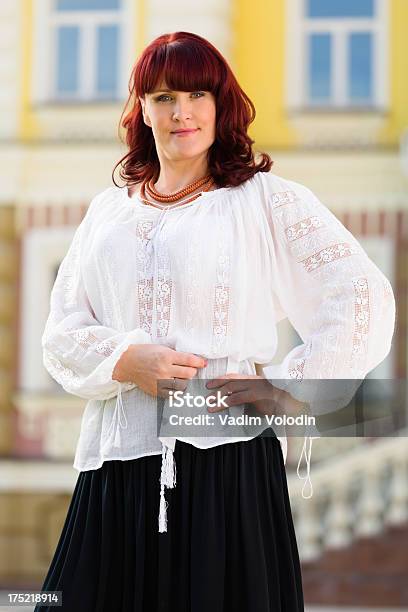 Mulher Na Fantasia De Nacional Ucraniana - Fotografias de stock e mais imagens de 40-49 Anos - 40-49 Anos, Adulto, Adulto maduro