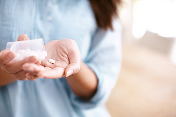 약물을 내 두통 - capsule pill white nutritional supplement 뉴스 사진 이미지