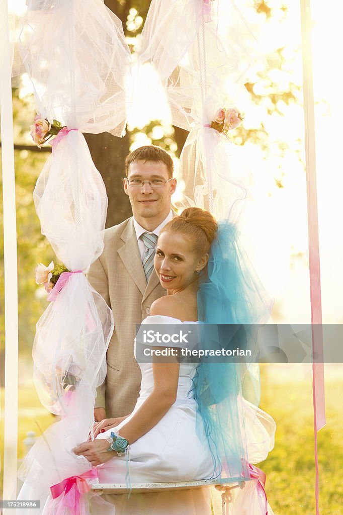 Mariée et le marié à proximité du swing - Photo de 25-29 ans libre de droits