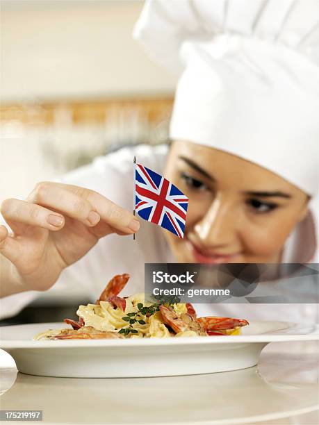 English Chefkoch Sie Pasta Stockfoto und mehr Bilder von Arbeiten - Arbeiten, Arrangieren, Beenden