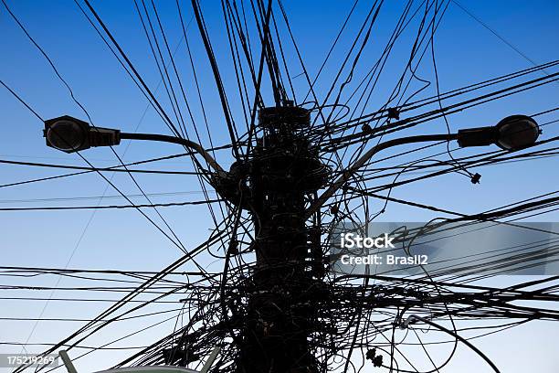 Collegamenti Elettrici - Fotografie stock e altre immagini di Ingarbugliato - Ingarbugliato, Strada in terra battuta, Disordinato