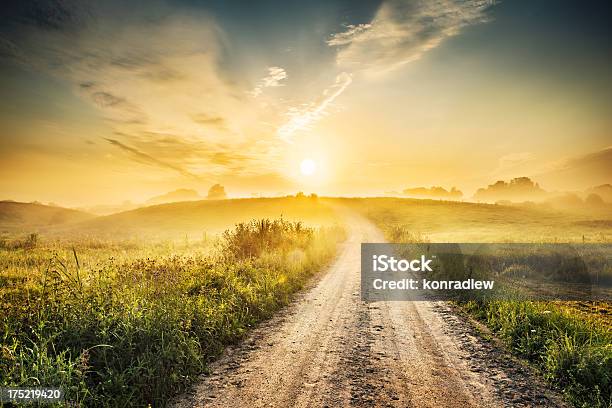 Sonnenaufgang Bei Morgen Nebellandschaft Mit Hdr Xxxl Farm Road Stockfoto und mehr Bilder von Weg