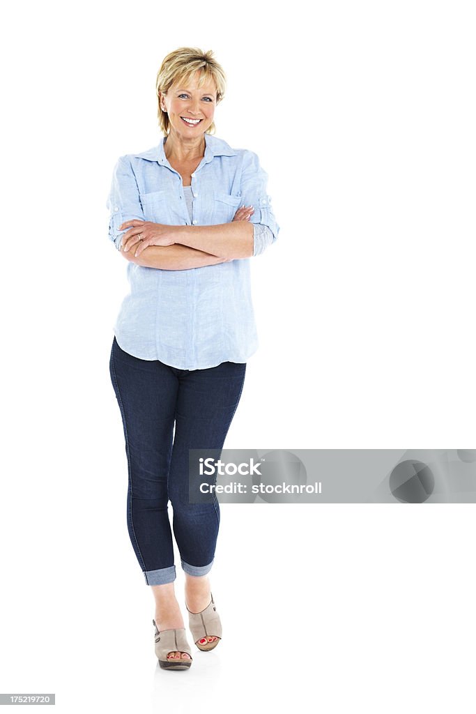 Attraente donna matura in piedi rilassante su bianco - Foto stock royalty-free di Donne