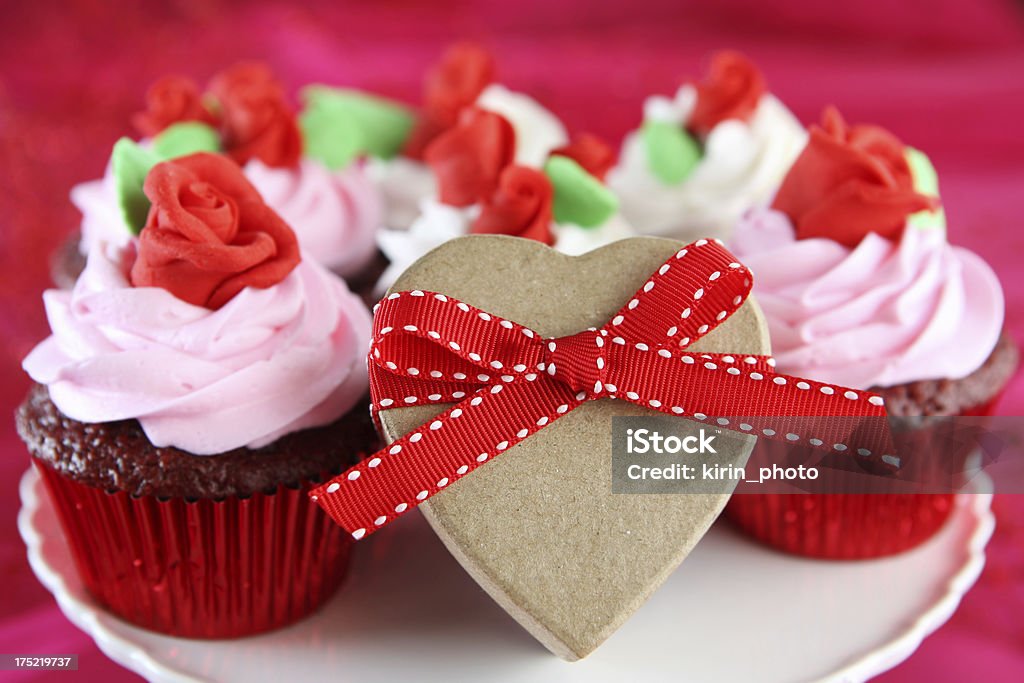 Regalo e cupcakes - Foto stock royalty-free di Amore
