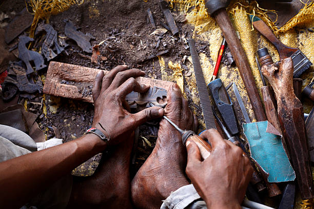 african woodcarver - ebony zdjęcia i obrazy z banku zdjęć