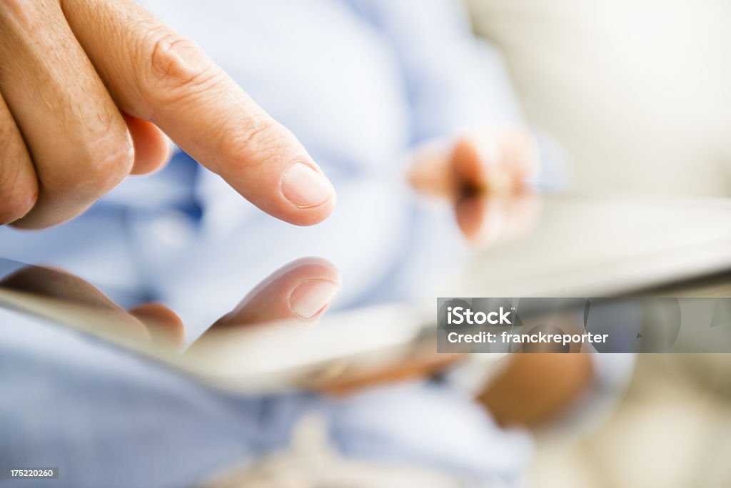 Uomo mani digitando su touch screen del digital tablet - Foto stock royalty-free di Affari