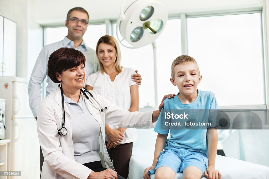 Famiglia con medico in Ambulatorio medico - Foto stock royalty-free di Bambini maschi