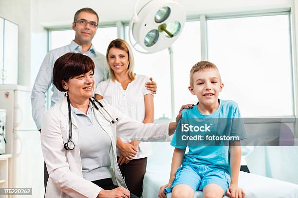 Famiglia Con Medico In Ambulatorio Medico - Fotografie stock e altre immagini di Bambini maschi - Bambini maschi, Dottoressa, Madre
