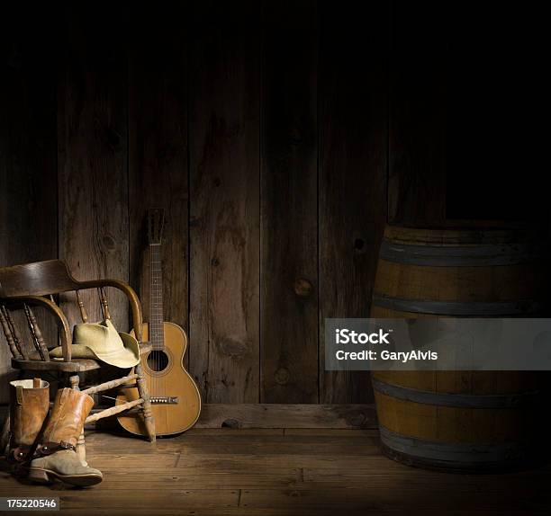 Photo libre de droit de Western Scène Avec Guitare banque d'images et plus d'images libres de droit de Fond - Fond, L'Ouest américain, Bottes