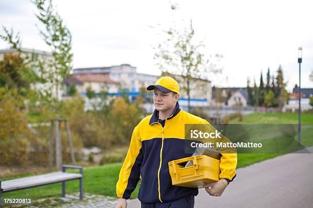 Photo libre de droit de Jeune Allemand Facteur À Une Tenue banque d'images et plus d'images libres de droit de Allemagne - Allemagne, Facteur, Adulte