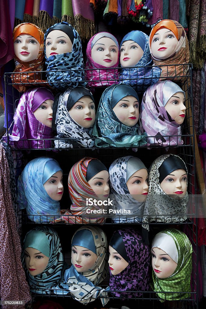 Hijabs per la vendita nella Medina Marocco, FES Africa - Foto stock royalty-free di Donne